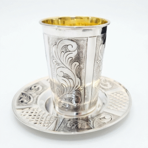 סט כוס קידוש ותחתית מכסף בעיטור קלאסי – 174 גרם